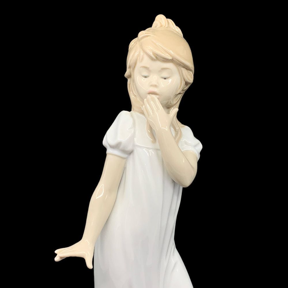 Lladro Nao‎ Figurine Girl Yawning Getting Ready for Bed #230 Porcelain Figurine - Picture 2 of 6